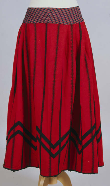 Welsh costume: red flannel skirt with black stripes, 19th century [image 1  of 3] | Peoples Collection Wales