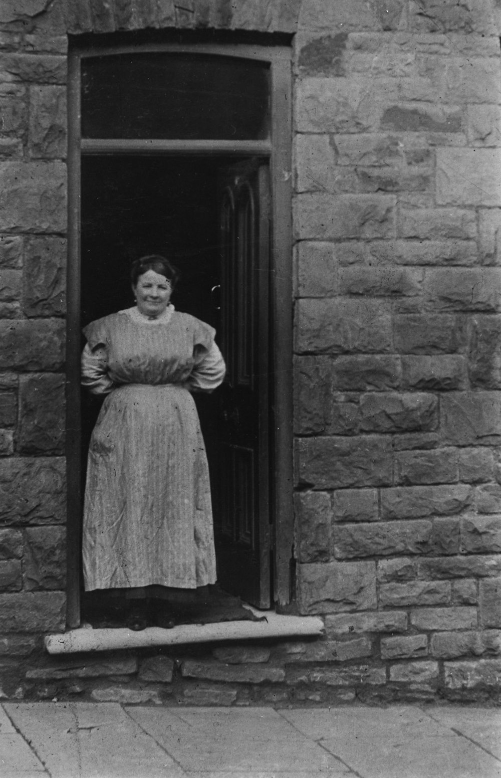  Housewife  in working  clothes 1920 s