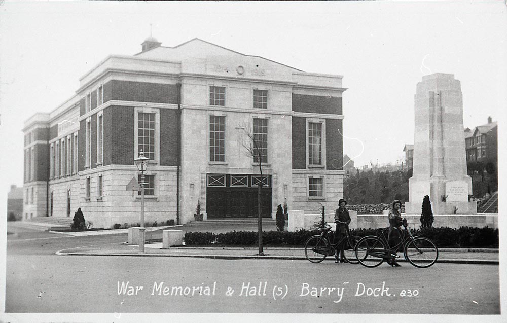 Barry Memorial Hall & Cenotaph