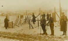 Soldiers and prisoners at Fron-goch camp,...