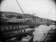 Torfeydd ar y lanfa yn Aberdyfi yn gwylio'r regata