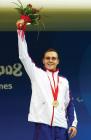 Sam Hynds yn ei seremoni medal aur yn Beijing