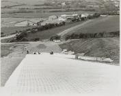 Adeiladu'r Llethr Sgio yn Llangrannog