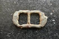 Trapezoidal spur buckle