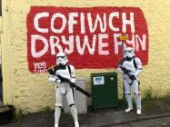  Murlun 'Cofiwch Dryweryn' gyda Stormtroopers...