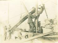 E32 loading torpedoes (c.1918)