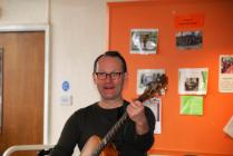 Julian Thomas, arweinydd Music and Memories yn...