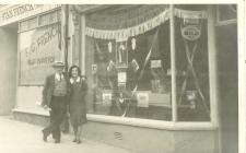 Ernie a Matilda Greco Woodfield St Café, Abertawe