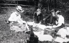 Criw picnic Llangibby House, 1902 